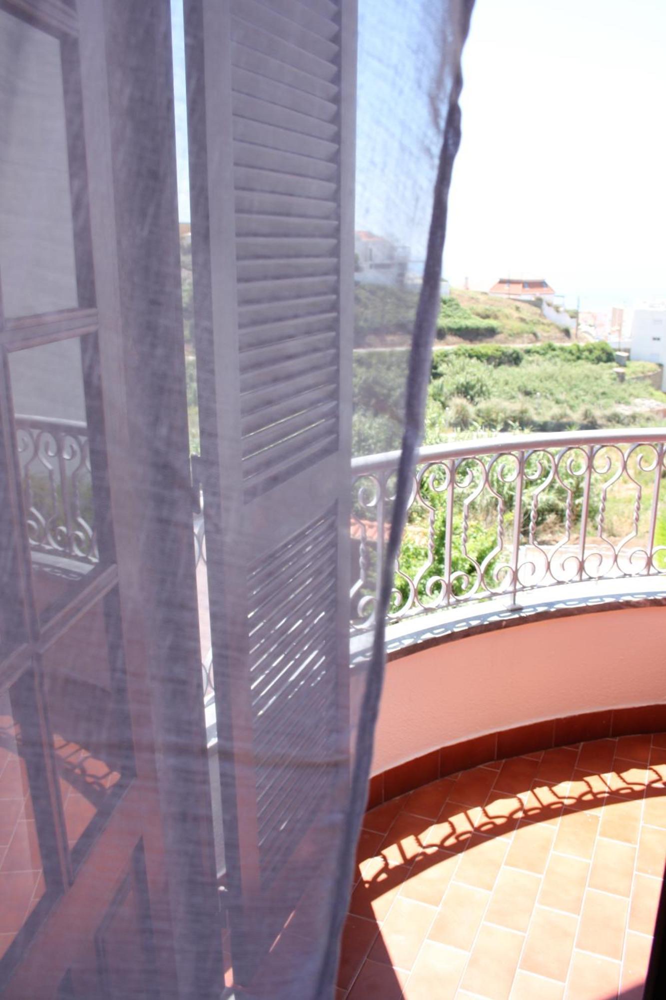Ericeira Chill Hill Hostel & Private Rooms - Peach Garden חדר תמונה